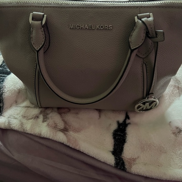 Michael kors grey crossbody pebble leather EUC like new inside zipper - Picture 2 of 5